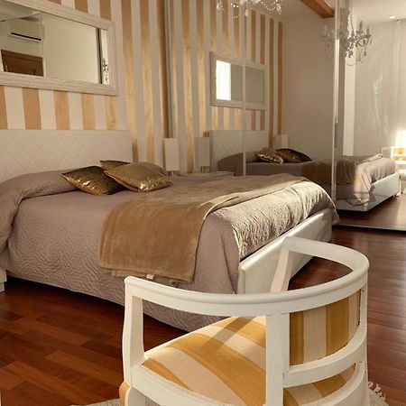 Palazzo Teatro Vecchio-Holiday Suites Salò Zewnętrze zdjęcie